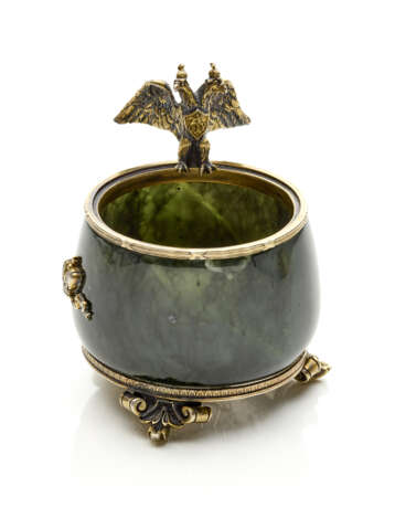 FABERGE' | Nephrite and partly gilded metal container accented with a spread winged eagle, medal on the base, g 178.42 circa, h cm 6.70, diam. cm 5.60 circa circa. Signed Fabergé in cyrillic, russian assay and goldsmith marks. (slight defects). - Foto 1