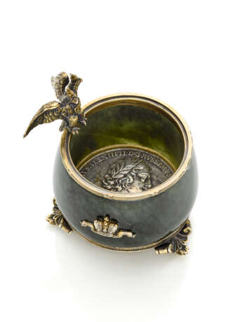 FABERGE' | Nephrite and partly gilded metal container accented with a spread winged eagle, medal on the base, g 178.42 circa, h cm 6.70, diam. cm 5.60 circa circa. Signed Fabergé in cyrillic, russian assay and goldsmith marks. (slight defects). - фото 3