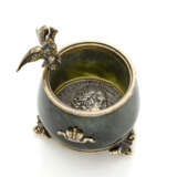 FABERGE' | Nephrite and partly gilded metal container accented with a spread winged eagle, medal on the base, g 178.42 circa, h cm 6.70, diam. cm 5.60 circa circa. Signed Fabergé in cyrillic, russian assay and goldsmith marks. (slight defects). - Foto 3