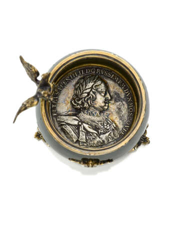 FABERGE' | Nephrite and partly gilded metal container accented with a spread winged eagle, medal on the base, g 178.42 circa, h cm 6.70, diam. cm 5.60 circa circa. Signed Fabergé in cyrillic, russian assay and goldsmith marks. (slight defects). - Foto 4