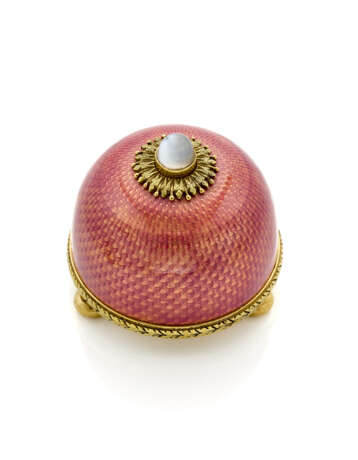 FABERGE' | Translucent opalescent pink guilloché enamel and yellow chiseled gold bell button accented with cabochon moonstone, gross g 73.00 circa, h cm 4.70, diam. cm 4.80 circa circa. Signed and marked Fabergé and KF in cyrillic, HW per Henrik Wigs - Foto 1