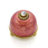 FABERGE' | Translucent opalescent pink guilloché enamel and yellow chiseled gold bell button accented with cabochon moonstone, gross g 73.00 circa, h cm 4.70, diam. cm 4.80 circa circa. Signed and marked Fabergé and KF in cyrillic, HW per Henrik Wigs - Foto 1