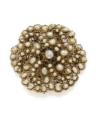 Pearl and yellow gold rosette shaped openwork brooch, mm 7.30 to mm 2.08 circa pearls, g 34.05 circa, diam. cm 6.30 circa.