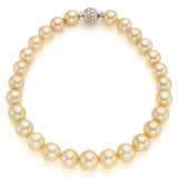 Graduated gold pearl necklace accented with pavé diamond and white gold bead shaped clasp, diamonds in all ct. 3.10 circa, mm 12.15 to mm 15.90 circa pearls, g 101.69 circa, length cm 38 circa. - Foto 1
