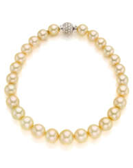 Graduated gold pearl necklace accented with pavé diamond and white gold bead shaped clasp, diamonds in all ct. 3.10 circa, mm 12.15 to mm 15.90 circa pearls, g 101.69 circa, length cm 38 circa.