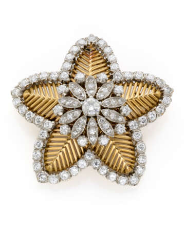 Diamond and yellow gold star shaped brooch, diamonds in all ct. 2.30 circa, g 16.47 circa, diam. cm 3.60 circa. - photo 1