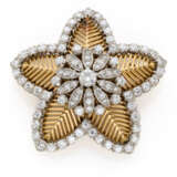 Diamond and yellow gold star shaped brooch, diamonds in all ct. 2.30 circa, g 16.47 circa, diam. cm 3.60 circa. - фото 1