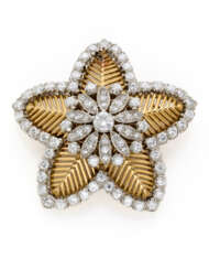 Diamond and yellow gold star shaped brooch, diamonds in all ct. 2.30 circa, g 16.47 circa, diam. cm 3.60 circa.