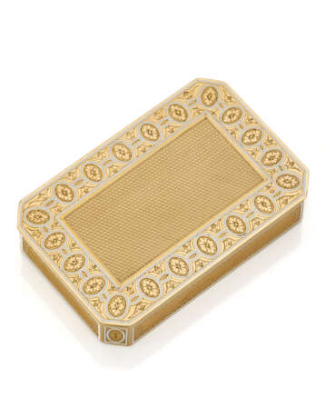 White enamel and chiseled yellow gold snuff box, g 103.97 circa, length cm 8.5, width cm 5.6 circa. French assay marks. - photo 1