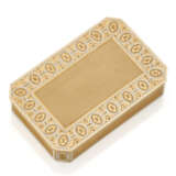 White enamel and chiseled yellow gold snuff box, g 103.97 circa, length cm 8.5, width cm 5.6 circa. French assay marks. - photo 1