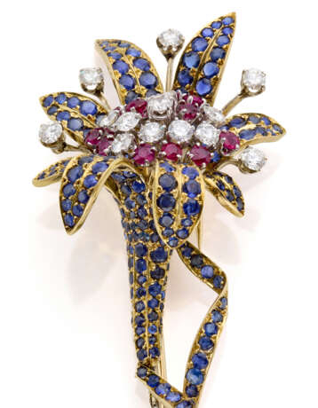 Diamond, sapphire, ruby and bi-coloured gold flower shaped brooch, diamonds in all ct. 3.30 circa, g 27.41 circa, length cm 9.8 circa. - Foto 3