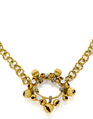 Yellow hammered gold chain holding an oval centerpiece accented with diamonds and hollow grooved beads, diamonds in all ct. 1.70 circa, g 69.85 circa, length cm 44 circa. (slight defects) - Foto 1