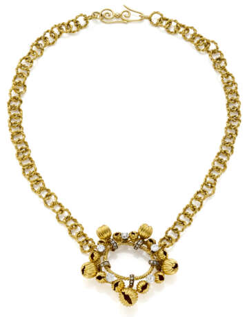 Yellow hammered gold chain holding an oval centerpiece accented with diamonds and hollow grooved beads, diamonds in all ct. 1.70 circa, g 69.85 circa, length cm 44 circa. (slight defects) - фото 3