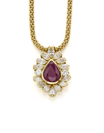 Yellow gold necklace holding a pear shaped ct. 2.90 circa ruby, round, marquise and pear shaped diamond pendant, diamonds in all ct. 2.60 circa, cm 2.80 circa pendant, g 17.73 circa, length cm 41.0 circa. Marked 1084 VI. - Foto 2