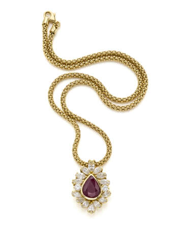 Yellow gold necklace holding a pear shaped ct. 2.90 circa ruby, round, marquise and pear shaped diamond pendant, diamonds in all ct. 2.60 circa, cm 2.80 circa pendant, g 17.73 circa, length cm 41.0 circa. Marked 1084 VI. - Foto 3