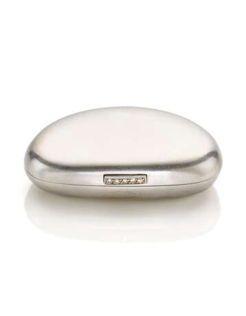 ILLARIO | White gold pill box accented with diamond clasp, g 43.00 circa, length cm 5.1, width cm 3.5 circa. Marked CIF. (slight defects) - Foto 1