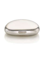 ILLARIO | White gold pill box accented with diamond clasp, g 43.00 circa, length cm 5.1, width cm 3.5 circa. Marked CIF. (slight defects)