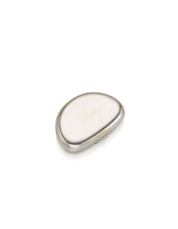 ILLARIO | White gold pill box accented with diamond clasp, g 43.00 circa, length cm 5.1, width cm 3.5 circa. Marked CIF. (slight defects) - Foto 3