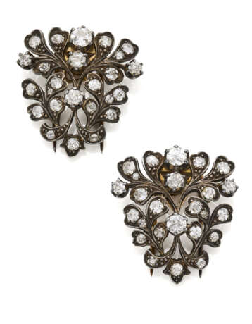Pair of old mine diamond, gold and silver brooches, diamonds in all ct. 7.30 circa, in all g 28.55 circa, length cm 3.50 circa. - Foto 1