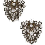 Pair of old mine diamond, gold and silver brooches, diamonds in all ct. 7.30 circa, in all g 28.55 circa, length cm 3.50 circa. - Foto 1