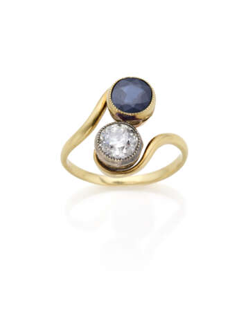 Old mine ct. 1.00 circa diamond and round ct. 1.20 circa sapphire yellow gold and silver contrarié ring, g 4.05 circa size 17/57. | | Appended short report CISGEM n. 26451 24/11/2023, Milano - photo 1