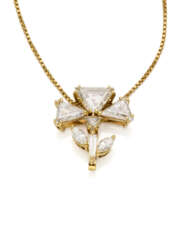 Yellow gold chain necklace holding a cm 1.80 circa triangular, tapered and marquise diamond flower shaped pendant, diamonds in all ct. 2.20 circa, g 6.33 circa, length cm 40.5 circa. (defects)