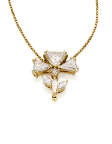 Yellow gold chain necklace holding a cm 1.80 circa triangular, tapered and marquise diamond flower shaped pendant, diamonds in all ct. 2.20 circa, g 6.33 circa, length cm 40.5 circa. (defects) - photo 1
