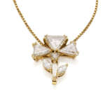 Yellow gold chain necklace holding a cm 1.80 circa triangular, tapered and marquise diamond flower shaped pendant, diamonds in all ct. 2.20 circa, g 6.33 circa, length cm 40.5 circa. (defects) - Foto 2