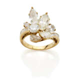 Round, marquise, baguette and pear shaped yellow gold ring, ct. 1.20 circa main diamond, in all ct. 5.00 circa, g 6.47 circa size 12/52. - Foto 1