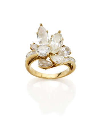 Round, marquise, baguette and pear shaped yellow gold ring, ct. 1.20 circa main diamond, in all ct. 5.00 circa, g 6.47 circa size 12/52. - photo 1