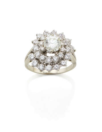 Round diamond and white gold ring, ct. 0.95 circa central diamond, in all ct. 2.20 circa, g 5.67 circa size 14/54. - photo 1