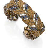 BUCCELLATI | Sapphire, gold and silver leaf shaped bangle bracelet, g 52.83 circa, diam. cm 6 circa. Signed Buccellati, 750. (slight defects) - photo 2