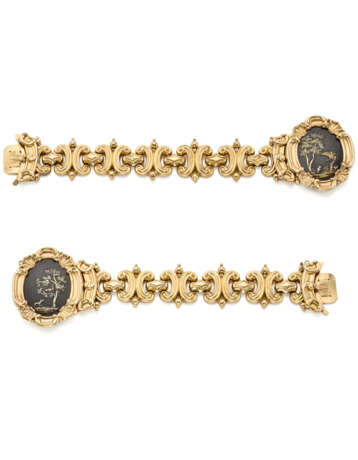 Pair of yellow embossed gold modular bracelets accented with oval piqué tortoiseshell medallions depicting scenes from La Fontaine's fables, cm 16.00 and cm 18.00 circa bracelets, in all g 49.12 circa. French assay marks. (defects) | This lot is appe - photo 3