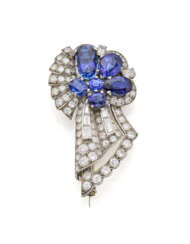 Round and baguette diamond, sapphire, platinum and gold rosette brooch, diamonds in all ct. 2.70 circa, sapphires in all ct. 6.30 circa, g 11.30 circa, length cm 4.40 circa.