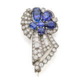 Round and baguette diamond, sapphire, platinum and gold rosette brooch, diamonds in all ct. 2.70 circa, sapphires in all ct. 6.30 circa, g 11.30 circa, length cm 4.40 circa. - Foto 2