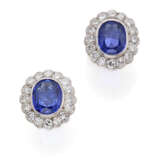 Oval sapphire and diamond white gold earrings, sapphires in all ct. 3.50 circa, diamonds in all ct. 1.30 circa, g 5.87 circa, length cm 1.50 circa. - Foto 1