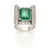 Octagonal ct. 8.00 circa emerald and diamond white gold ring, diamonds in all ct. 2.00 circa, g 18.61 circa size 20/60. - Foto 1