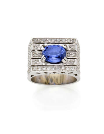 Oval ct. 2.50 circa sapphire and huit huit diamond white gold band ring, diamonds in all ct. 0.60 circa, g 14.49 circa size 14/54. - Foto 1