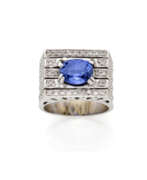 Übersicht. Oval ct. 2.50 circa sapphire and huit huit diamond white gold band ring, diamonds in all ct. 0.60 circa, g 14.49 circa size 14/54.