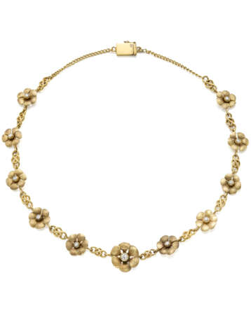 Yellow gold chain necklace with chiseled flower spacers accented with diamonds, in all ct. 0.60 circa, g 27.43 circa, length cm 42.0 circa. - фото 1