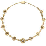 Yellow gold chain necklace with chiseled flower spacers accented with diamonds, in all ct. 0.60 circa, g 27.43 circa, length cm 42.0 circa. - Foto 2