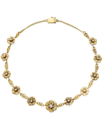Yellow gold chain necklace with chiseled flower spacers accented with diamonds, in all ct. 0.60 circa, g 27.43 circa, length cm 42.0 circa. - photo 2