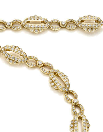 Diamond and yellow gold chain jewellery set comprising cm 44.50 circa necklace and cm 17.50 circa bracelet, diamonds in all ct. 15.10 circa, in all g 97.52 circa. French assay and goldsmith mark. - photo 3