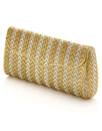 Bi-coloured chiseled gold clutch evening bag with inside mirror, gross g 425.01 circa, length cm 18.7, width cm 8.9 circa. Marked 866 AL. (slight defect to the mirror) - Foto 1