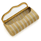 Bi-coloured chiseled gold clutch evening bag with inside mirror, gross g 425.01 circa, length cm 18.7, width cm 8.9 circa. Marked 866 AL. (slight defect to the mirror) - Foto 4