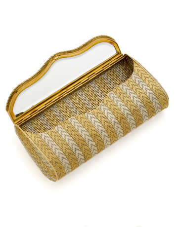 Bi-coloured chiseled gold clutch evening bag with inside mirror, gross g 425.01 circa, length cm 18.7, width cm 8.9 circa. Marked 866 AL. (slight defect to the mirror) - Foto 4