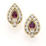 Pear shaped ct. 1.20 circa and ct. 1.30 circa ruby, round and baguette diamond yellow gold earrings, diamonds in all ct. 5.00 circa, g 25.60 circa, length cm 2.7 circa. - Foto 1