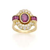 Oval ct. 1.80 circa ruby, diamond and calibré ruby yellow gold ring, diamonds in all ct. 1.00 circa, g 7.60 circa size 15/55. - photo 1