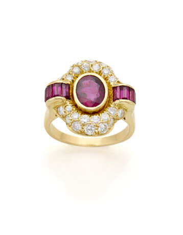 Oval ct. 1.80 circa ruby, diamond and calibré ruby yellow gold ring, diamonds in all ct. 1.00 circa, g 7.60 circa size 15/55. - фото 2