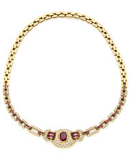 Diamond and yellow gold tapered chain necklace with oval ct. 3.00 circa and carré ruby centerpiece, diamonds in all ct. 3.00 circa, g 59.46 circa, length cm 37.8 circa.